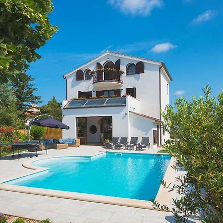 Villa Andrija: Seaside Family Retreat with Heated Pool and Entertainment Fazana Exterior photo