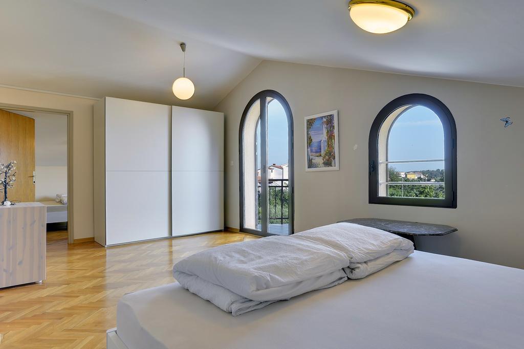 Villa Andrija: Seaside Family Retreat with Heated Pool and Entertainment Fazana Exterior photo