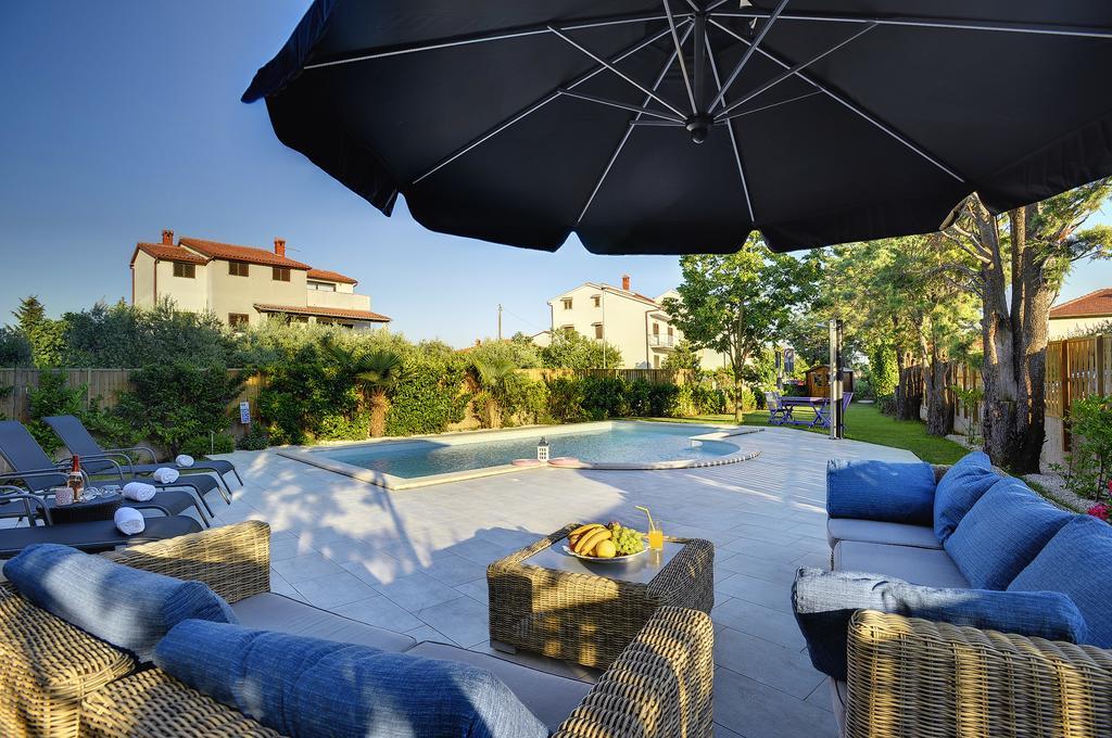 Villa Andrija: Seaside Family Retreat with Heated Pool and Entertainment Fazana Exterior photo