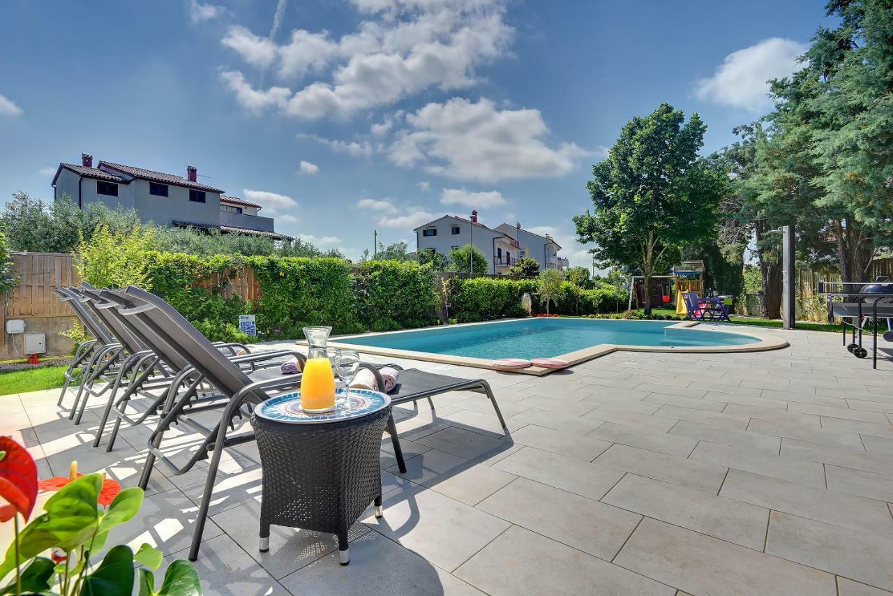 Villa Andrija: Seaside Family Retreat with Heated Pool and Entertainment Fazana Exterior photo