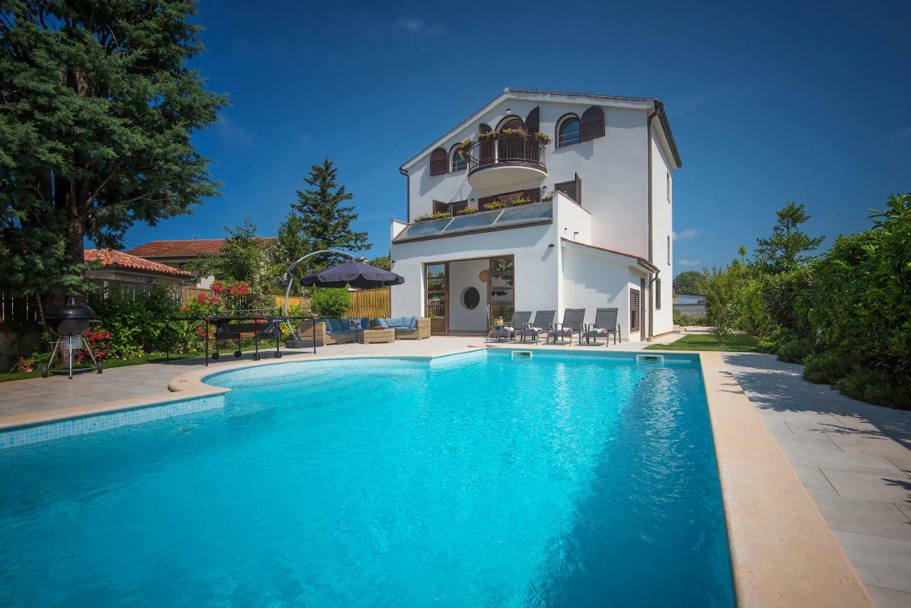Villa Andrija: Seaside Family Retreat with Heated Pool and Entertainment Fazana Exterior photo