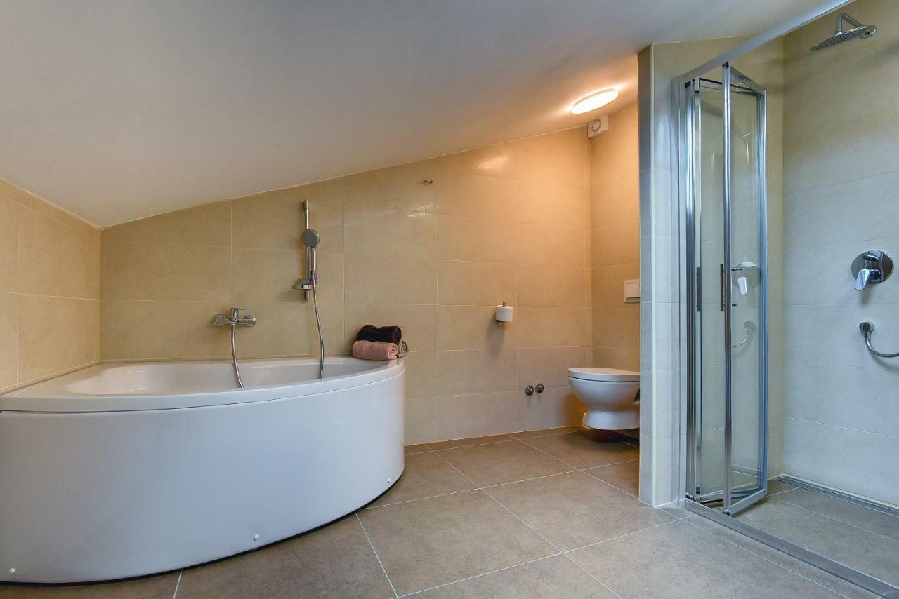 Villa Andrija: Seaside Family Retreat with Heated Pool and Entertainment Fazana Exterior photo