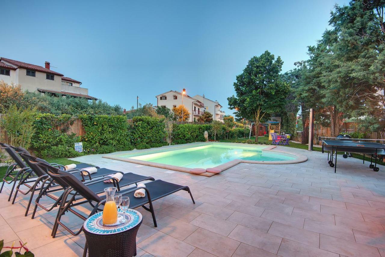 Villa Andrija: Seaside Family Retreat with Heated Pool and Entertainment Fazana Exterior photo