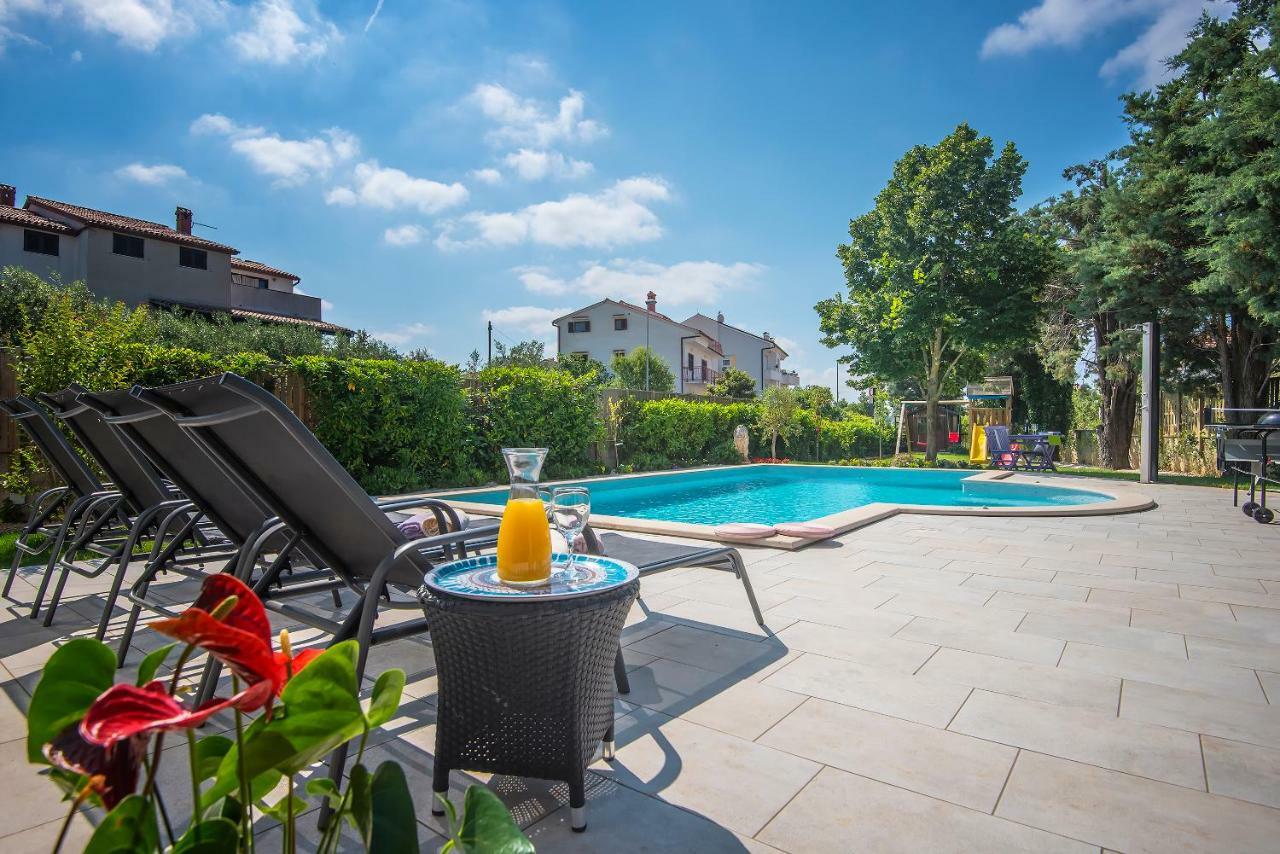 Villa Andrija: Seaside Family Retreat with Heated Pool and Entertainment Fazana Exterior photo