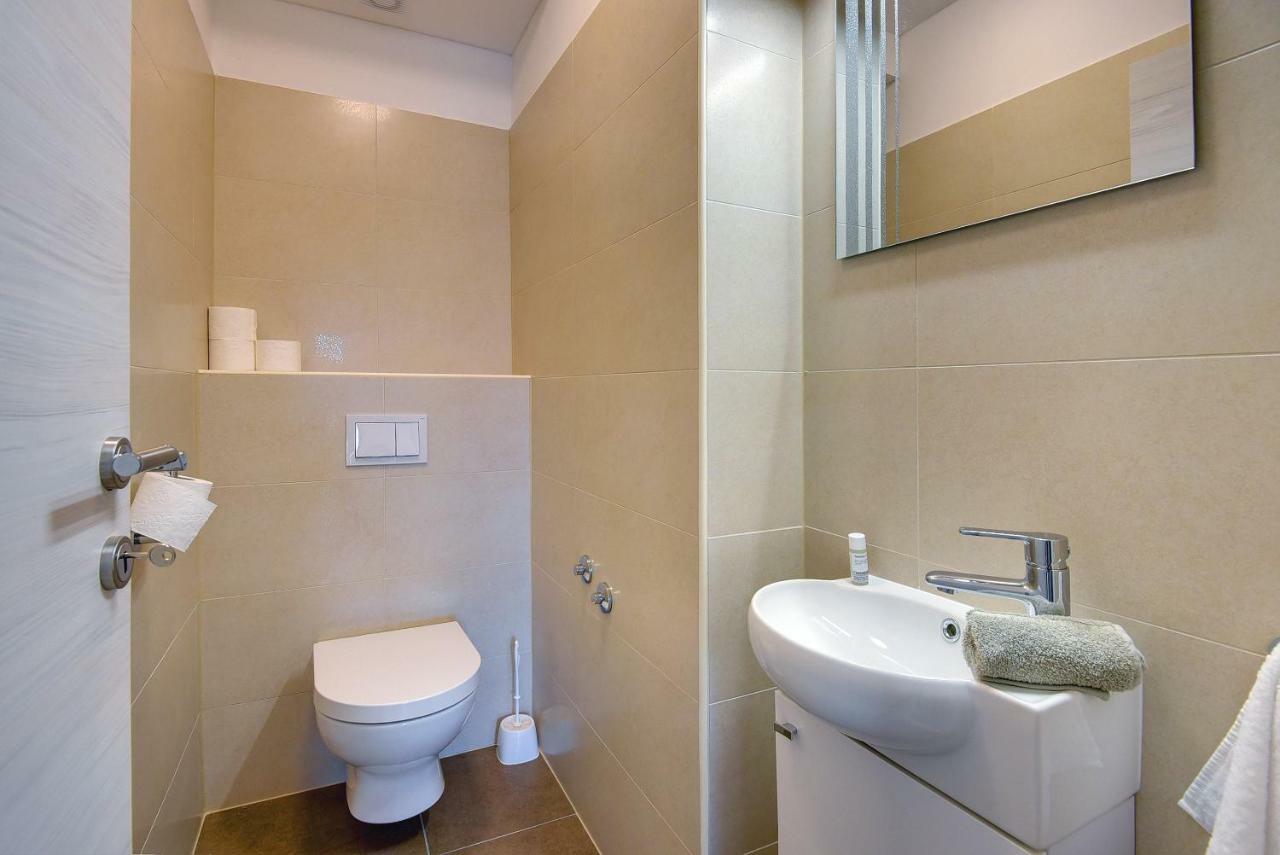 Villa Andrija: Seaside Family Retreat with Heated Pool and Entertainment Fazana Exterior photo